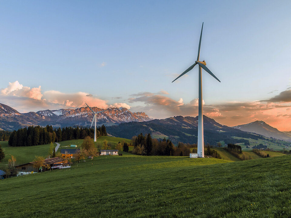 Windräder vor Bergkulisse