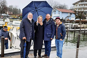 Angelika und andere im Regen am Bootssteeg