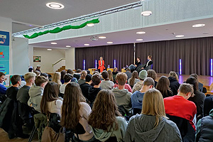 Angelika vor Schülern des Neubiberger Gymnasiums