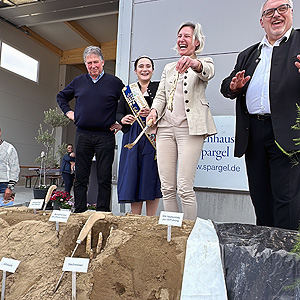 Angelika beim Spargelstechen in Schrobenhausen