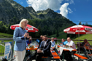 Gipfelgespräch auf dem Hochfelln - Angelika redend auf der Terasse