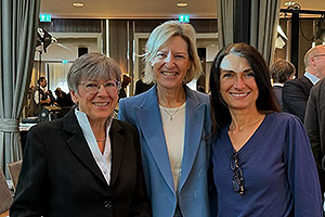 Gruppenbild u.a. mit Angelika Niebler, Heike Maas